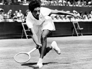 Fotografía tomada el 15 de junio de 1957 en Beckenham que muestra a la tenista estadounidense Althea Gibson en acción contra la estadounidense Darlene Hard.