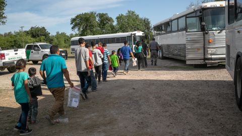 Texas y Arizona están enviando cientos de familias en busca de asilo a Nueva York.