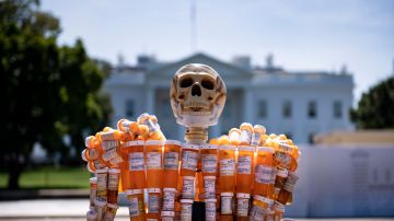 Un esqueleto hecho con botellas de prescripción de oxycontin y metadona de Frank Huntley denunció la pandemia de opioides en 2019.