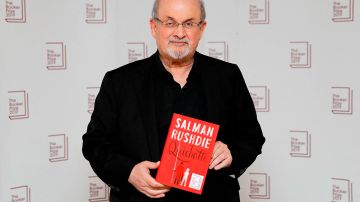 Salman Rushdie sigue hospitalizado, en estado crítico pero sin respirador
