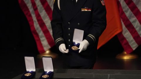 García galardonado con el Corazón Púrpura, la Estrella de Bronce y la Medalla de Honor.