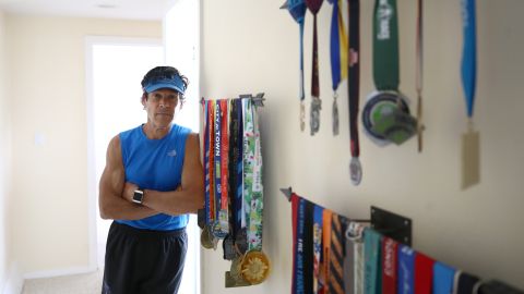 Dean Karnazes muestra algunas de sus medallas.