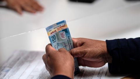 VIDEO: Mujer arma escándalo en banco de México y asegura que es de la DEA