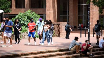 Estudiantes en la Universidad de Carolina del Norte en Chapel Hill.