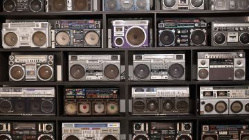The Wall of Boom de DJ Ross One, una instalación de arte que presenta 32 boomboxes antiguos como un sistema de sonido en funcionamiento, se muestra durante una vista previa para la prensa en Sotheby's para su subasta inaugural de HIP HOP el 10 de septiembre de 2020 en la ciudad de Nueva York.