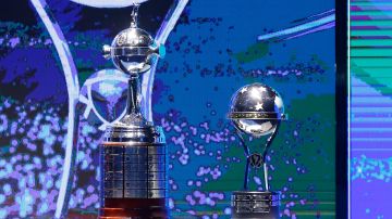 Trofeos de la Copa Libertadores (i) y Copa Sudamericana (d), torneos organizados por Conmebol.