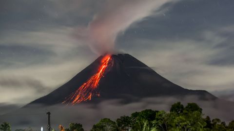 Gracias a los avances tecnológicos, podemos predecir con mayor precisión cuándo ocurrirán las erupciones volcánicas a tiempo para las evacuaciones y las medidas de seguridad.