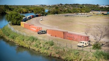 En Texas también han usado contenedores para "crear un muro de hierro en la frontera", pero no en doble pila.