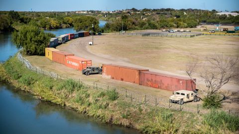 En Texas también han usado contenedores para "crear un muro de hierro en la frontera", pero no en doble pila.