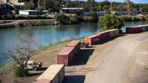 El gobernador de Texas también ha usado contenedores para "cerrar" la frontera con México.