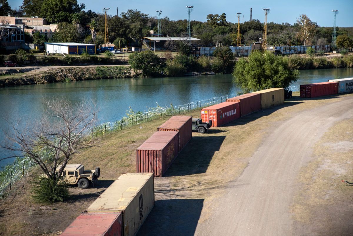 El gobernador de Texas también ha usado contenedores para "cerrar" la frontera con México.