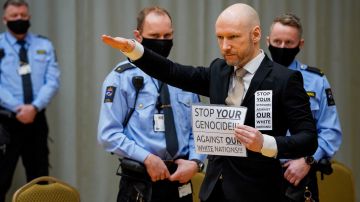 Anders Behring Breivik levanta el brazo para hacer un saludo nazi cuando llega el primer día del juicio donde solicita la libertad condicional, el 18 de enero de 2022 en una sala de audiencias improvisada en la prisión de Skien, Noruega.