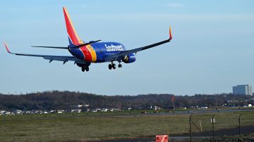 Asistente de vuelo de Southwest sufre fractura de espalda en “extraño” aterrizaje forzoso