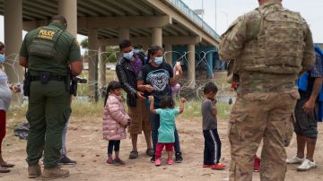 Organizaciones civiles advierten el peligro de mantener el Título 42 en la frontera.