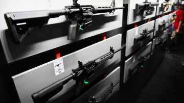 Sheriff en Carolina del Norte equipará a las escuelas con rifles AR-15 para enfrentar amenazas de tiroteos