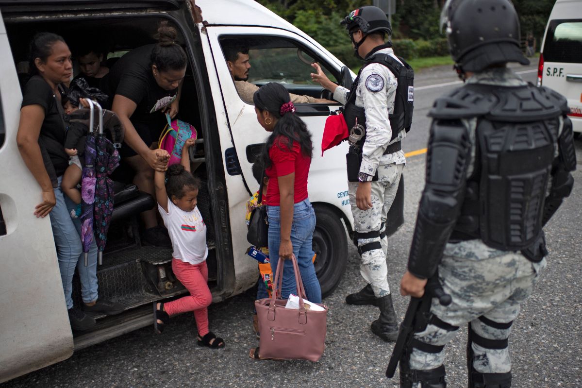 Autoridades de México dieron a conocer que 2,286 personas han sido procesadas por tráfico de personas en la administración de López Obrador.