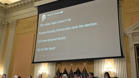 Una pantalla muestra tuits de Rudy Giuliani durante una audiencia del panel del 6 de enero.