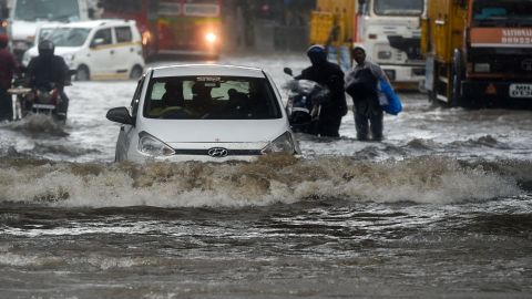 VIDEO: Ebrio es arrastrado por una coladera en calle inundada y lo salvan de milagro