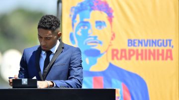 El brasileño Raphinha llegó con polémica a las filas del FC Barcelona.