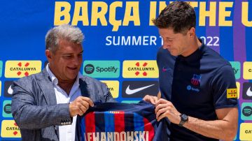 Joan Laporta, presidente del FC Barcelona, presenta a su fichaje estrella: Robert Lewandowski.
