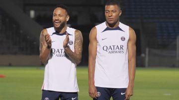 Neymar (i) y Kylian Mbappé (d) en un entrenamiento con el PSG.
