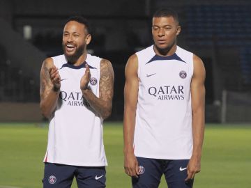 Neymar (i) y Kylian Mbappé (d) en un entrenamiento con el PSG.
