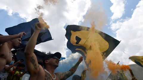 La afición de Pumas vive días de euforia desde que la estrella Dani Alves arribó al club.