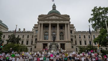 Defensores del derecho al aborto protestan ante el Capitolio de Indiana.