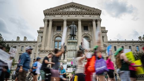 Defensores del derecho al aborto protestan ante el Capitolio de Indiana.