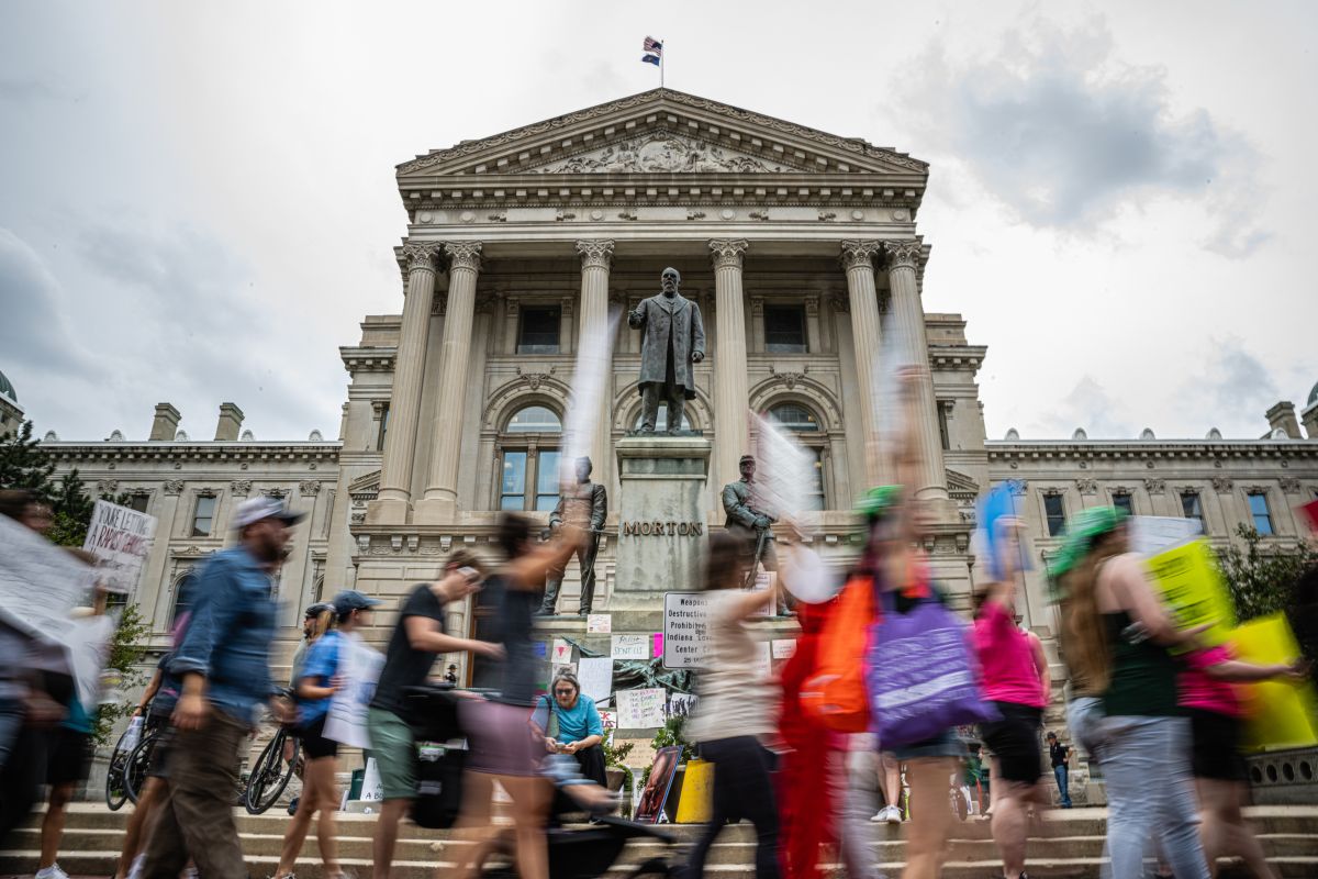 Defensores del derecho al aborto protestan ante el Capitolio de Indiana.