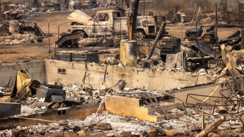 Ruinas de una casa en cuyo interior murieron dos personas por el Incendio McKinney.