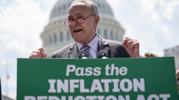 El líder de la mayoría del Senado, Chuck Schumer, logró acuerdos para avanzar la Ley de Reducción de la Inflación.