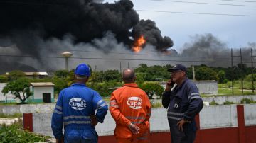 El incendio de dos tanques de combustible en Matanzas continúa sin control.