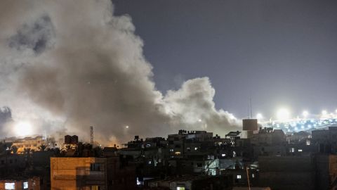 El humo sale del sitio del ataque israelí en Rafah, en el sur de la Franja de Gaza