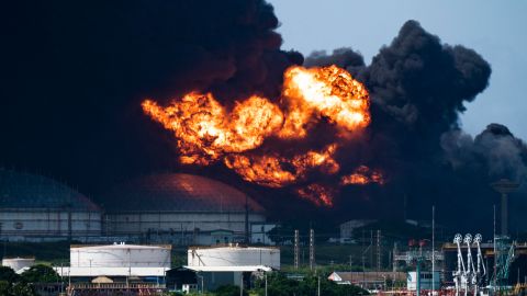 Incendio masivo en un tanque de combustible, provocado por la caída de un rayo, en Matanzas, Cuba.