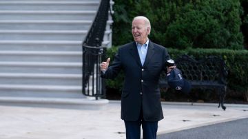 El presidente Biden se mostró de buen humor al salir de la Casa Blanca.