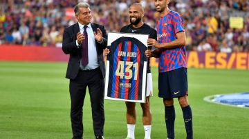 FC Barcelona le entregó un importante reconocimiento a Dani Alves.