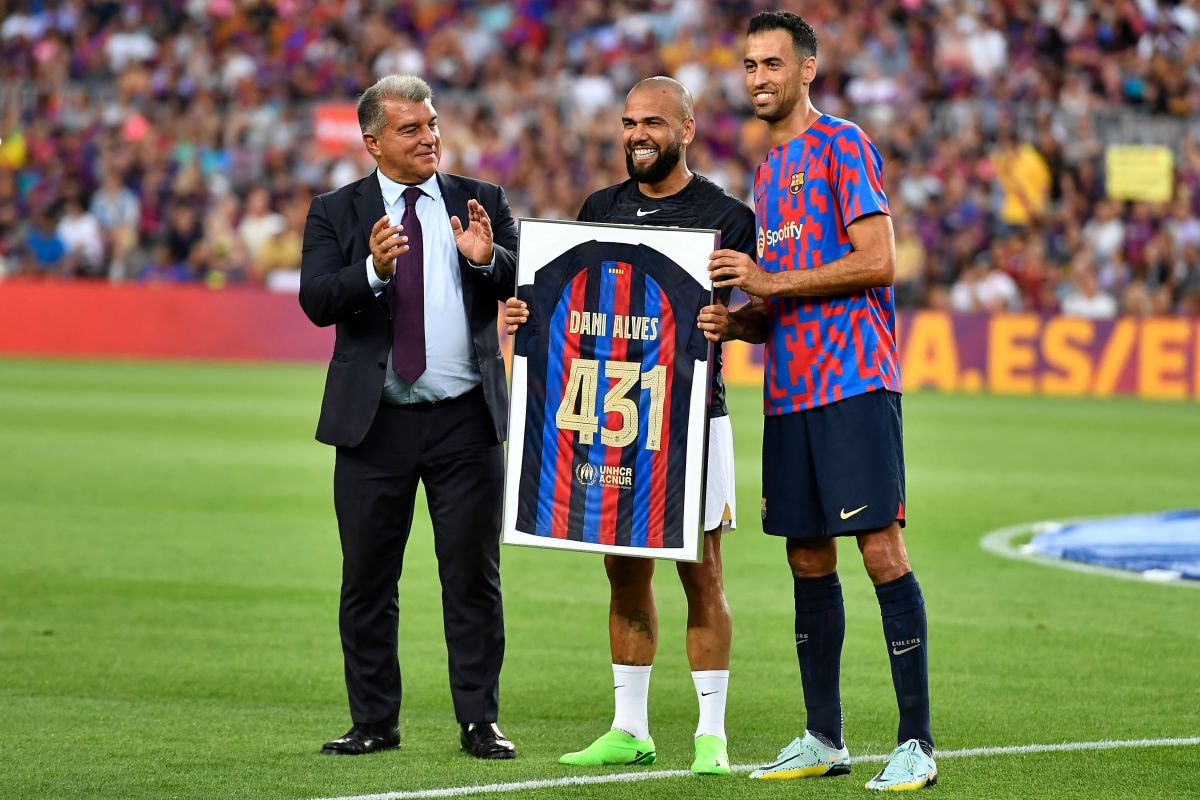 Dani Alves receives an emotional tribute during his visit to the Camp Nou with Pumas UNAM