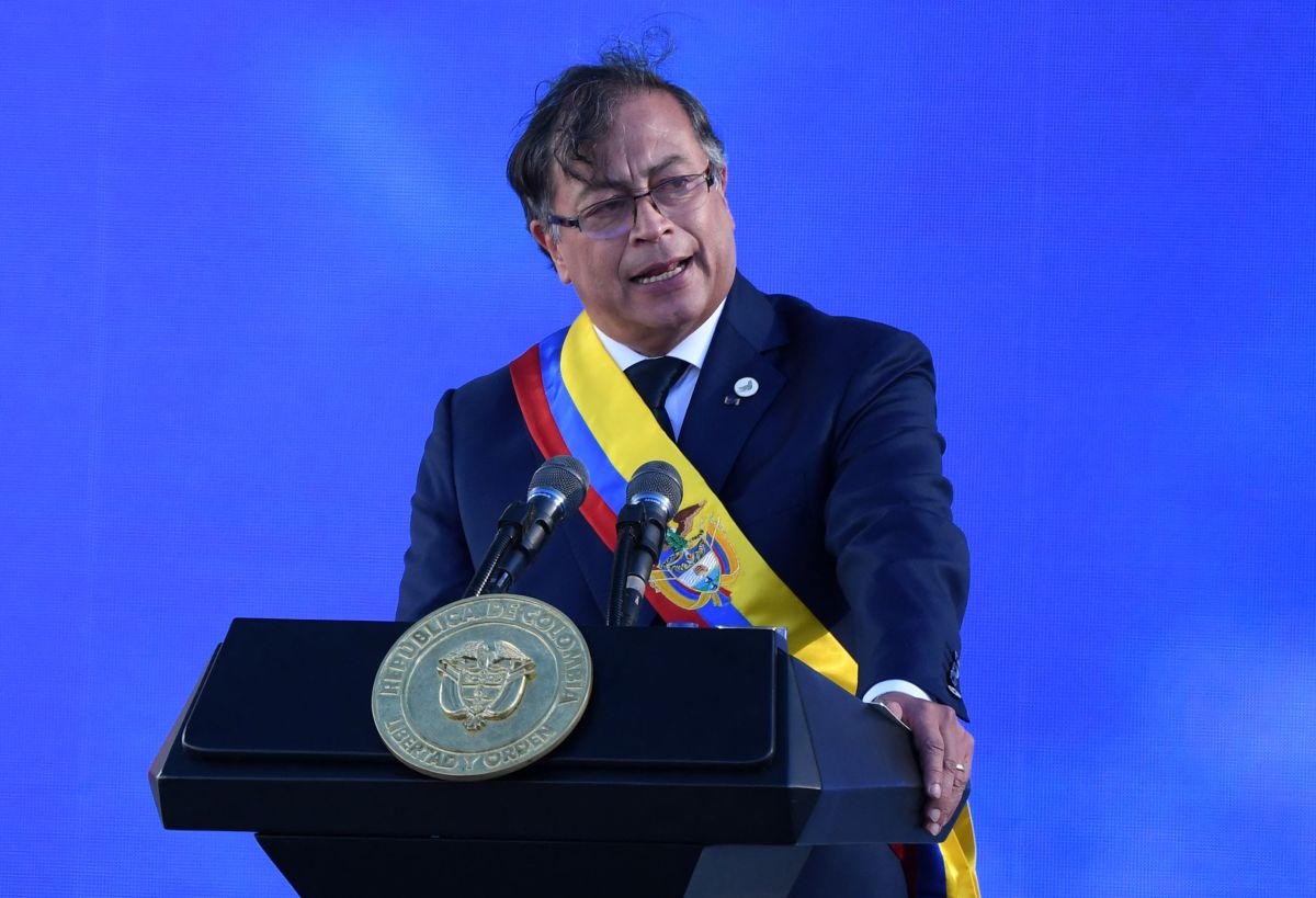 FOTO: El exsenador y exguerrillero Gustavo Petro es investido como presidente de Colombia