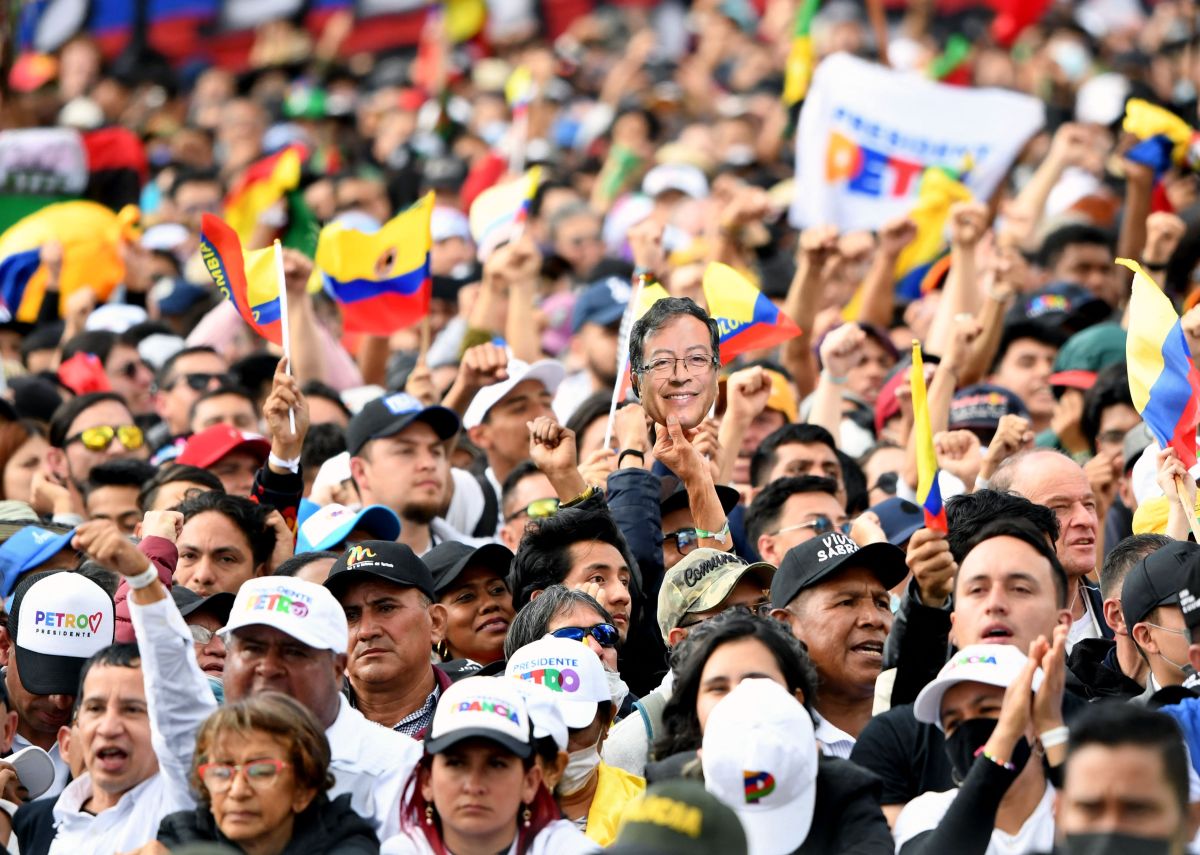 FOTO: El exsenador y exguerrillero Gustavo Petro es investido como presidente de Colombia