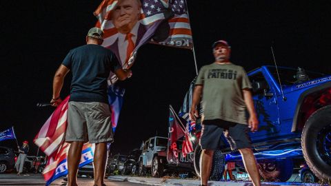 Seguidores de Trump se manifestaron frente a Mar-a-Lago por la redada del FBI.