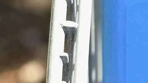 Imagen del logotipo de la cadena Walmart en tres carritos de supermercado.