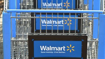 Imagen del logotipo de la cadena Walmart en tres carritos de supermercado.