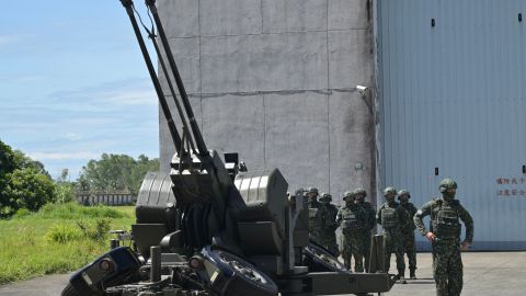 Soldados taiwaneses junto a un cañón antiaéreo GDF-006 de fabricación suiza en la Base de la Fuerza Aérea de Hualien el 18 de agosto de 2022.