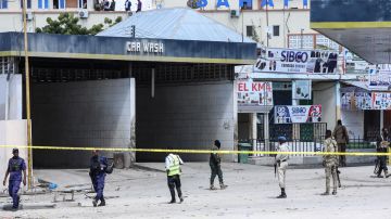Oficiales de seguridad patrullan en el lugar de las explosiones en Mogadiscio el 20 de agosto de 2022.