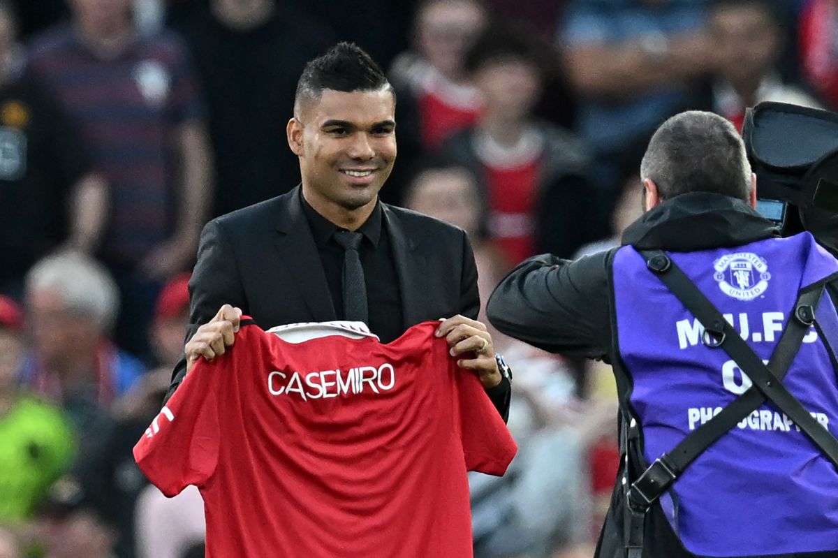 Ten Hag forgets Cristiano Ronaldo: Manchester United coach throws flowers to Casemiro after his arrival