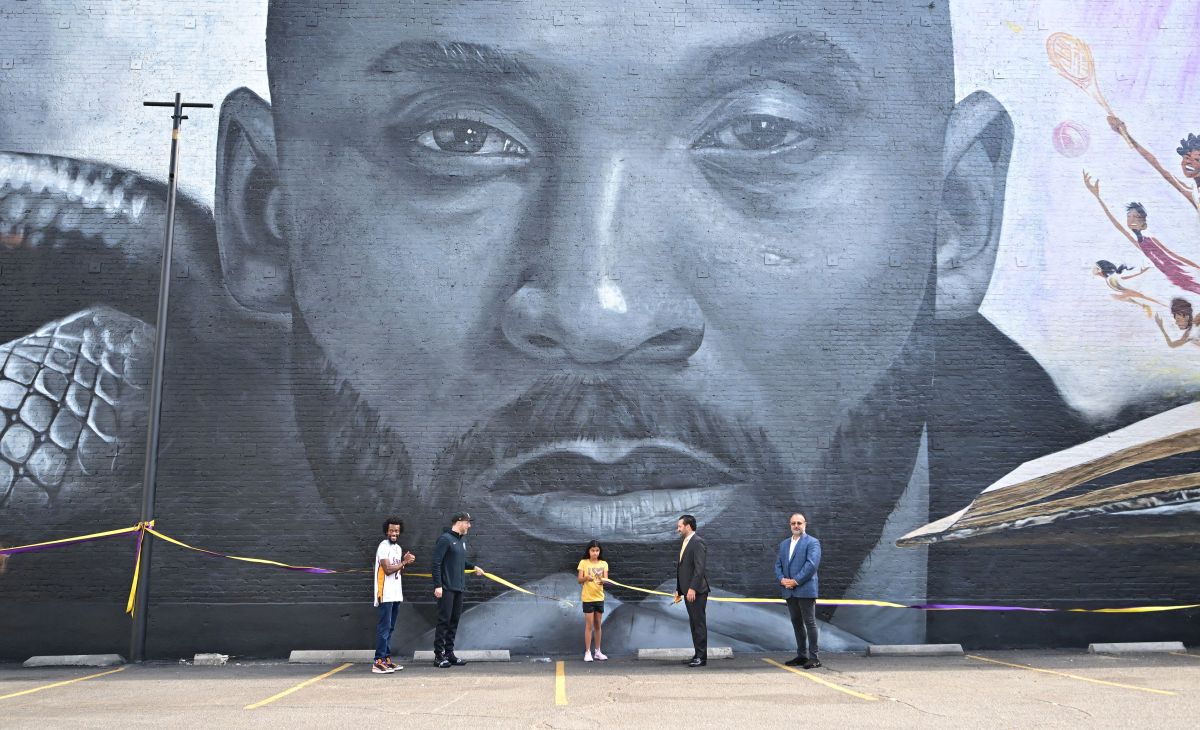 Develan en Los Ángeles el mural más grande en honor a Kobe y Gigi