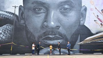 Momento de la inauguración del nuevo mural de Kobe y Gianna Bryant.