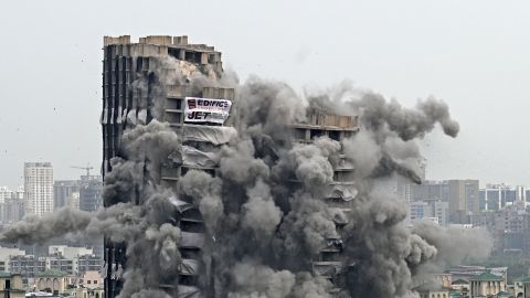 Hombre en la India se queda durmió, mientras iniciaba la demolición de su edificio y se salva de milagro