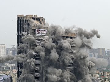 Hombre en la India se queda durmió, mientras iniciaba la demolición de su edificio y se salva de milagro